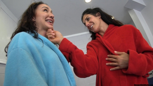 BIANCAS-NEW-TOY-BIANCA-vs-LEE-VON-LUX.mp4.0005