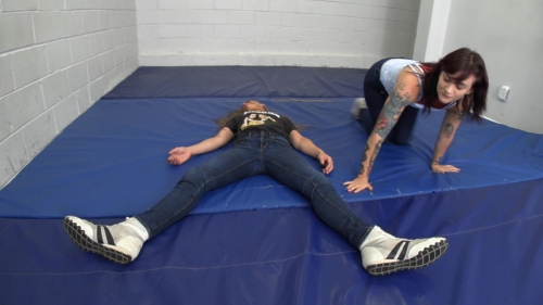 SLEEPERS-AND-STUNNERS-Mia-anne.mp4.0042