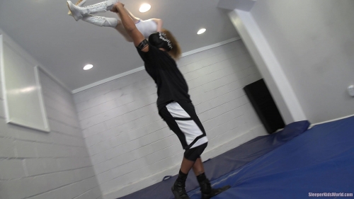 SKW-TINY-vs-THE-SISTERS-Mewchii-ziva.mp4.0356